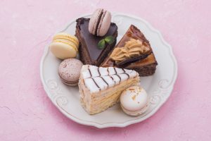 cakes-macarons-plate-with-mint
