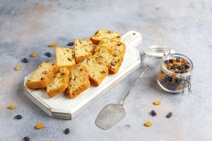Delicious raisin cake with raisins.